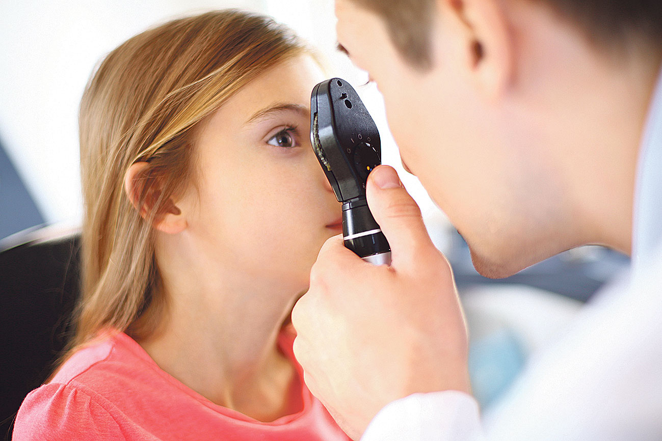 Ein Kind wird beim Augenarzt untersucht.
