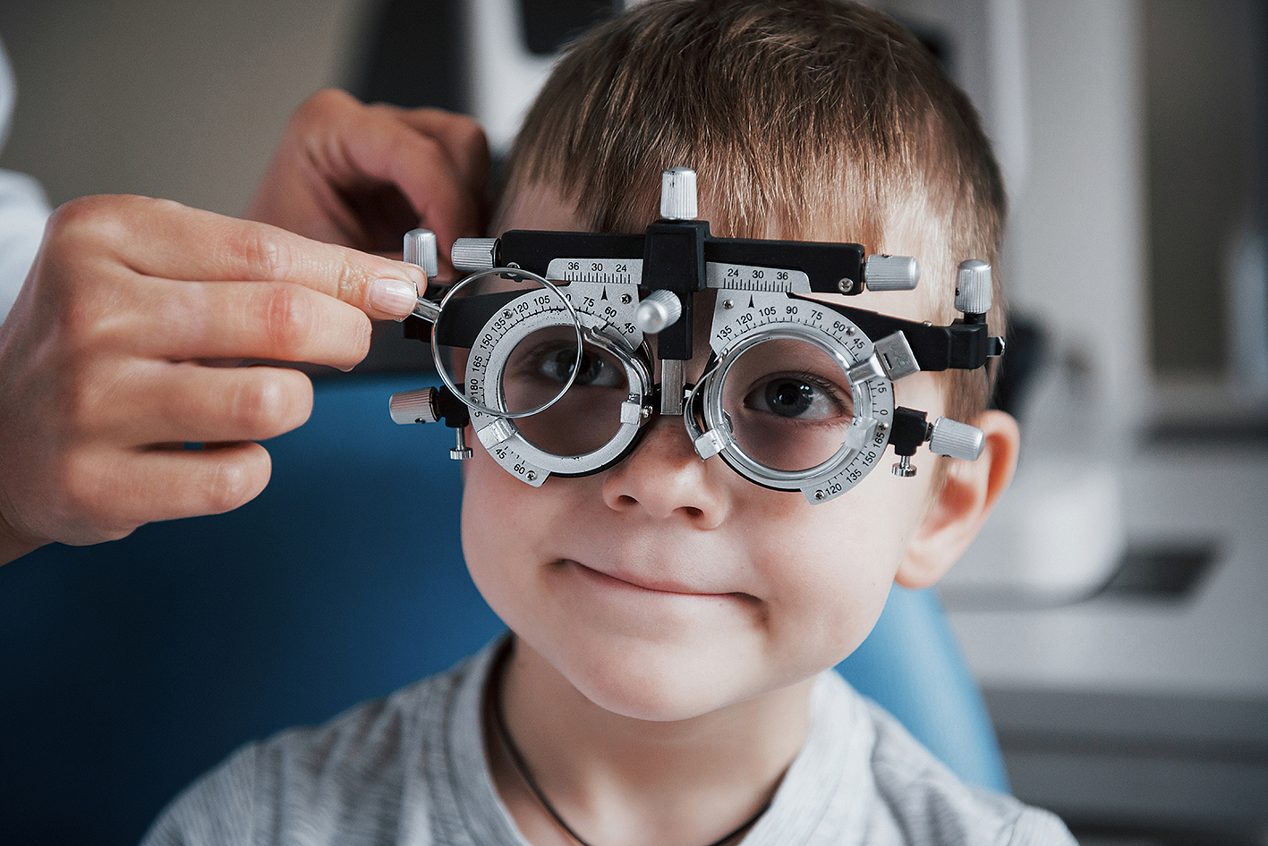 Kind mit einer Brille, um Sehschwächen festzustellen.