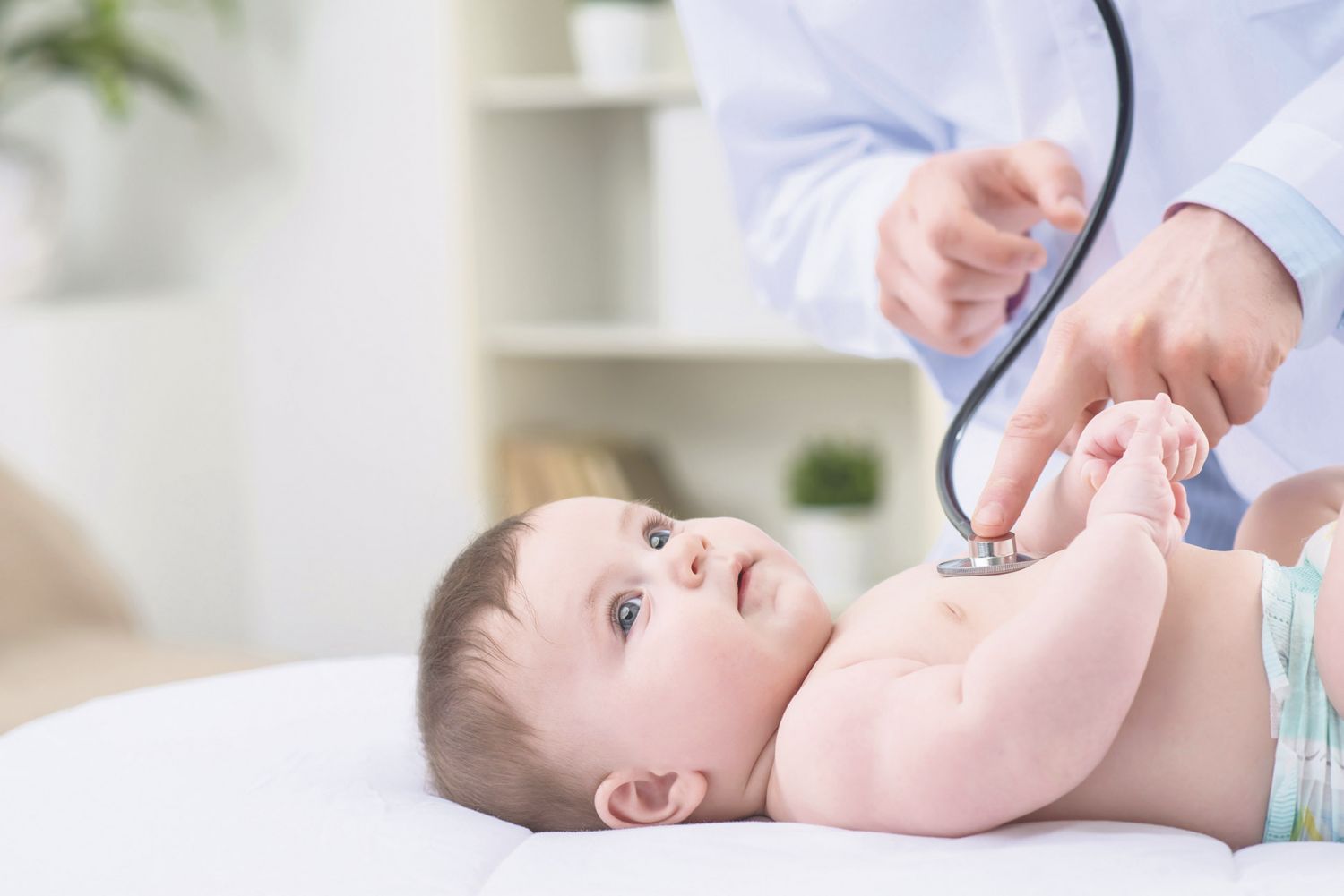 Arzt hört Baby an der Brust ab. Thema: Seltene Erkrankungen und Orphan Drugs